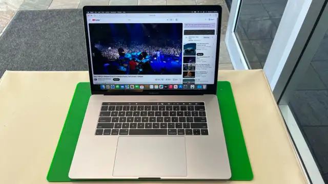 Apple MacBook Pro 15-inch, 500GB, intel Core i7.
