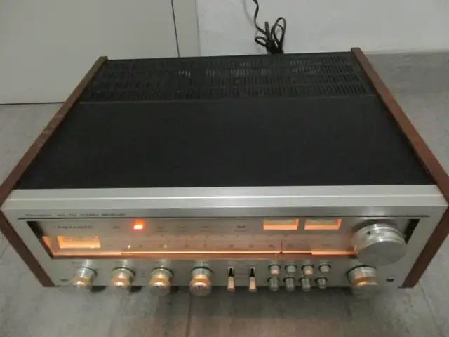 Vintage Stereo Receiver   Realistic STA - 2000  FM-AM  receiver