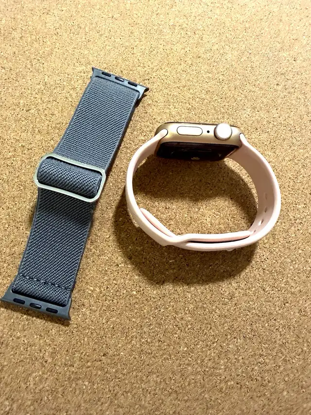 Apple Watch SE à vendre – avec 2 bracelets neufs - Photo 2