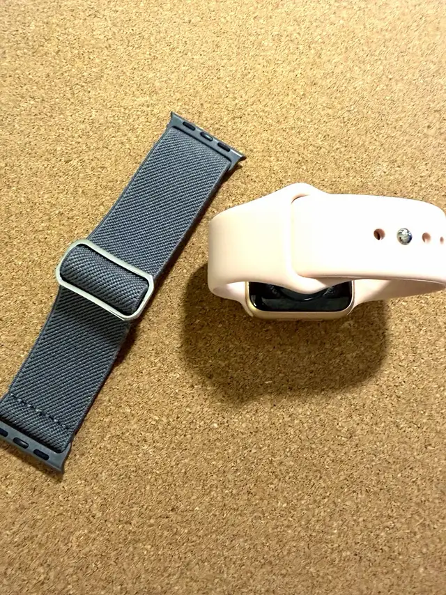 Apple Watch SE à vendre – avec 2 bracelets neufs - Photo 3