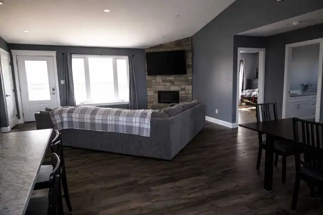 Beautiful 3 1 Bedroom Home on 1 Acre – Steps from Nature - Photo 4