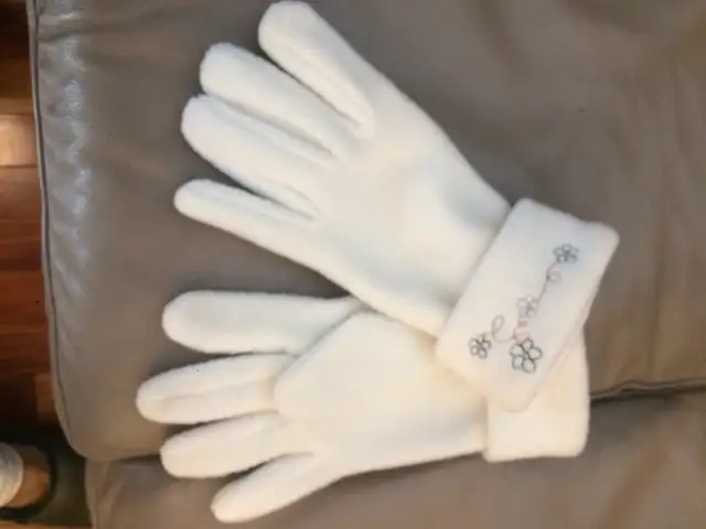 UNE PAIRE DE GANTS BLANCS NEUFS EN LAINE GR MEDIUM FEMME: $5.00