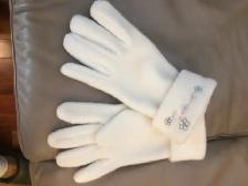 UNE PAIRE DE GANTS BLANCS NEUFS EN LAINE GR MEDIUM FEMME: $5.00