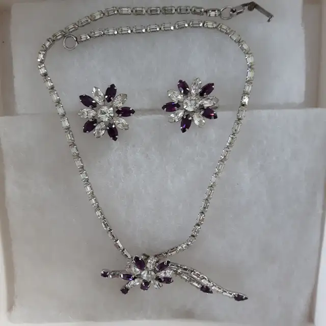 SET NEUF ARGENT MAUVE COLLIER15'LON BOUCLES D'OREILLES $20.00SET