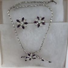 SET NEUF ARGENT MAUVE COLLIER15'LON BOUCLES D'OREILLES $20.00SET
