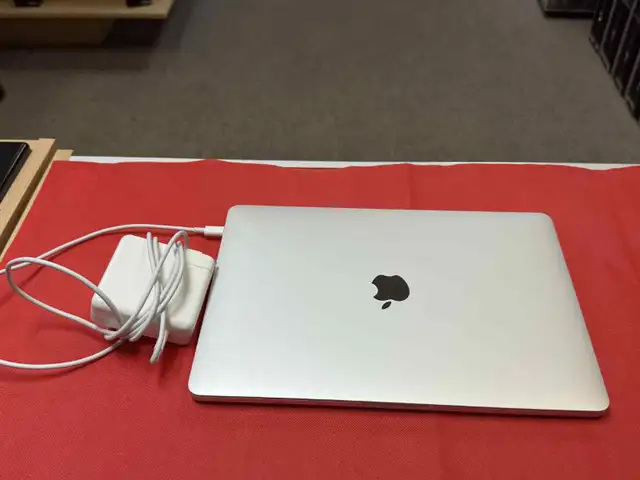 APPLE MACBOOK PRO 13 POUCES (2019) À VENDRE - Photo 2