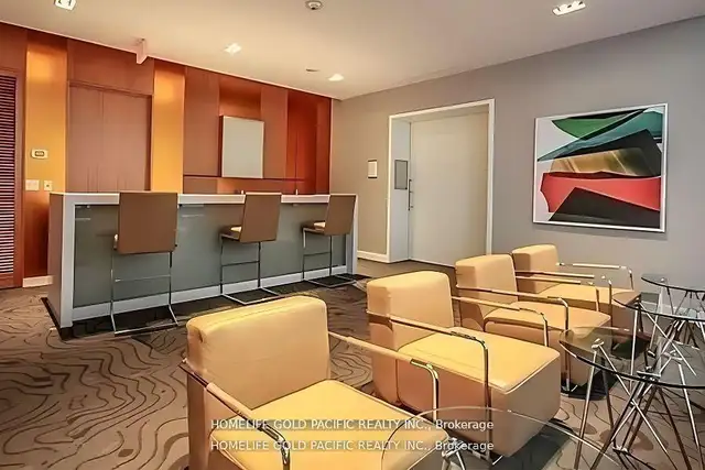 Beautiful 2 bedroom, 2 bathroom suite 832 Bay St. - Photo 3