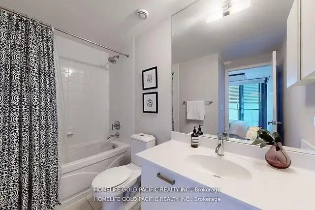 Beautiful 2 bedroom, 2 bathroom suite 832 Bay St. - Photo 7