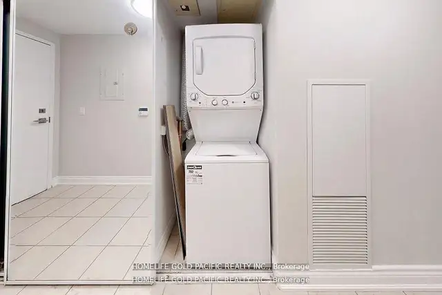 Beautiful 2 bedroom, 2 bathroom suite 832 Bay St. - Photo 10