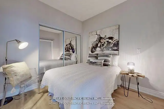 Beautiful 2 bedroom, 2 bathroom suite 832 Bay St. - Photo 15