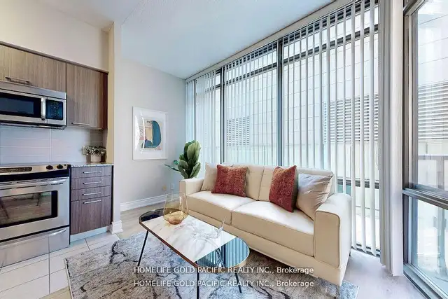 Beautiful 2 bedroom, 2 bathroom suite 832 Bay St. - Photo 16