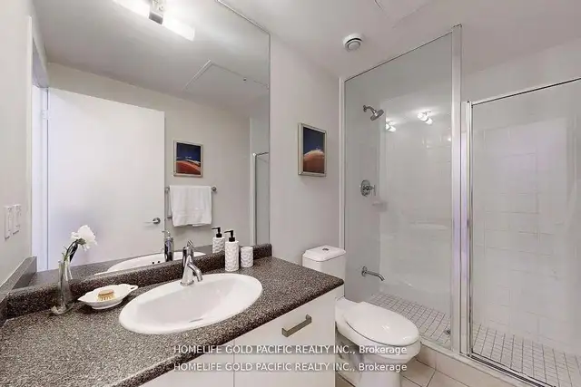 Beautiful 2 bedroom, 2 bathroom suite 832 Bay St. - Photo 17