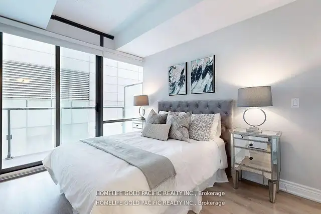 Beautiful 2 bedroom, 2 bathroom suite 832 Bay St. - Photo 23