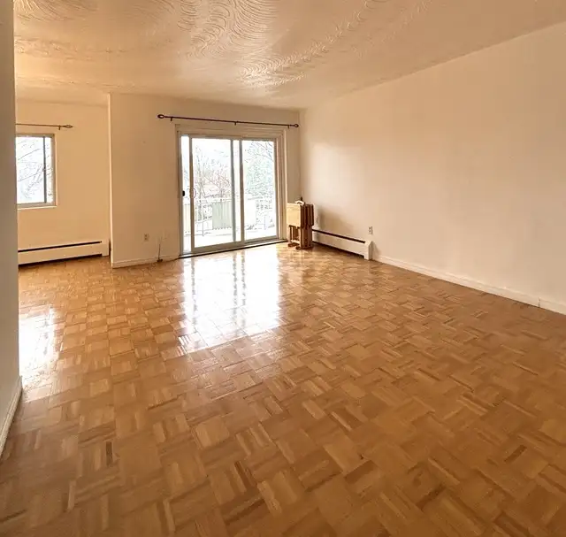 Quiet & Bright 2 Bedroom Apartment with Balcony – All Utilities - Photo 3