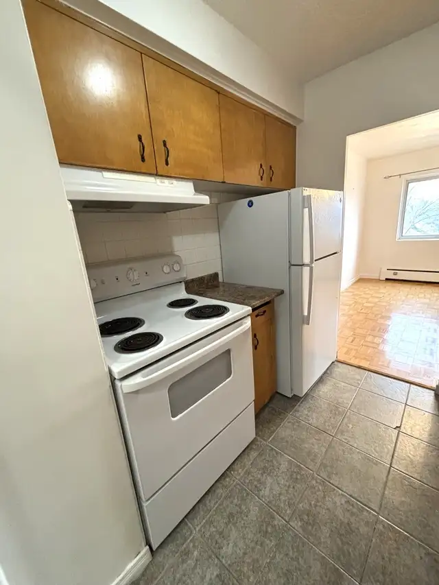 Quiet & Bright 2 Bedroom Apartment with Balcony – All Utilities - Photo 4