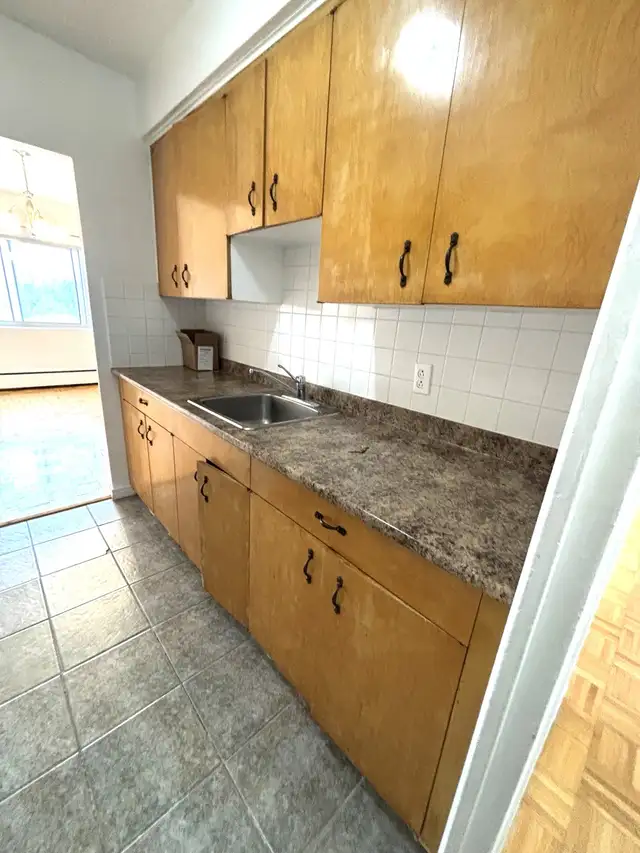 Quiet & Bright 2 Bedroom Apartment with Balcony – All Utilities - Photo 5