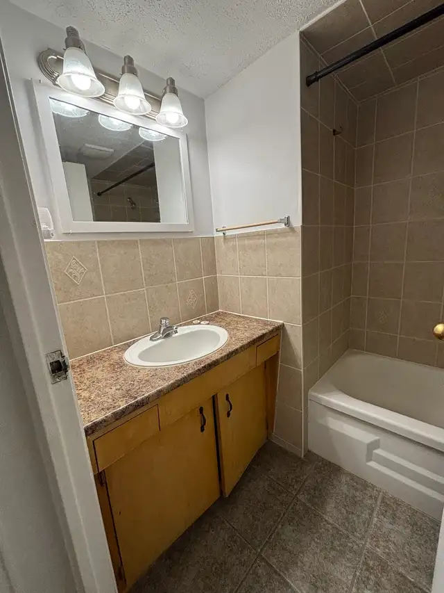 Quiet & Bright 2 Bedroom Apartment with Balcony – All Utilities - Photo 6