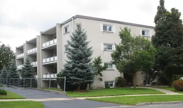 Quiet & Bright 2 Bedroom Apartment with Balcony – All Utilities - Photo 10