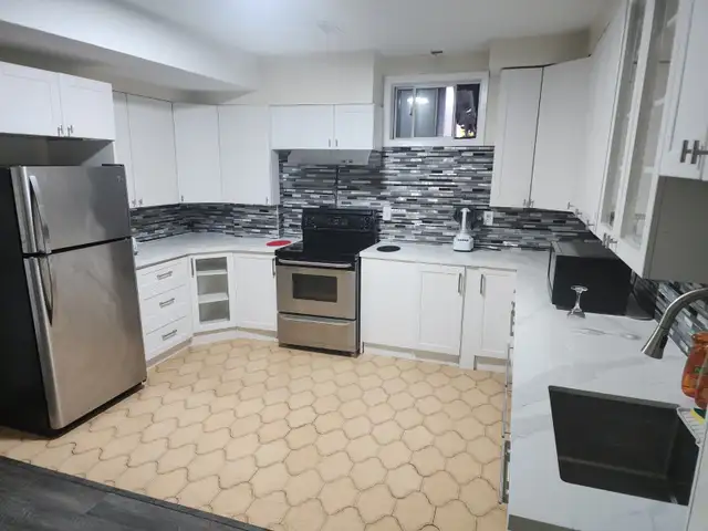 Toronto NEWLY RENOVATED Room for rent - Photo 10