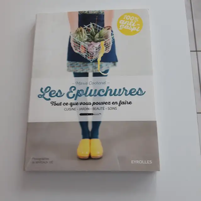 BON LIVRE NEUF DE MARIE COCHARD LES ÉPLUCHURES ,143 PAGES: $5.00