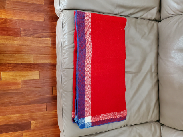 3 COUVERTES DOUCES D'ENFANT:UNE ROUGE 2 BLEUES: $5.00 CHACUNE