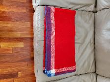 3 COUVERTES DOUCES D'ENFANT:UNE ROUGE 2 BLEUES: $5.00 CHACUNE