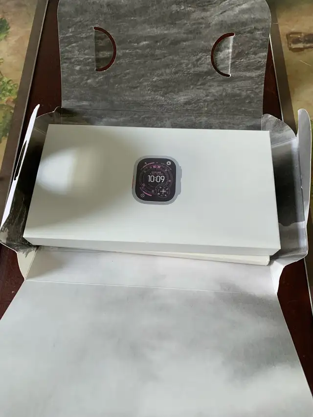BNIB Apple Watch - Photo 5