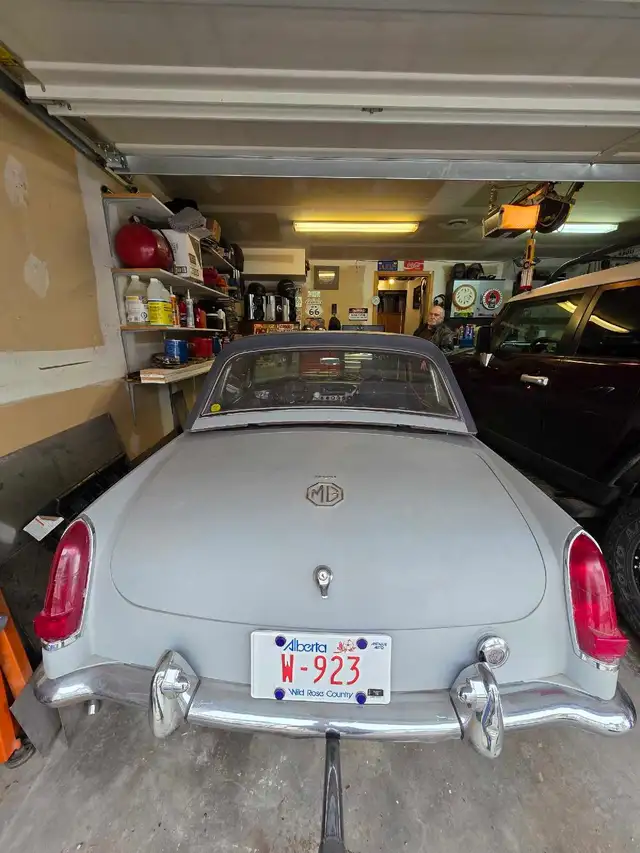 Classic Summer Cruiser – 1966 MGB roadster with GM V8 - Photo 3