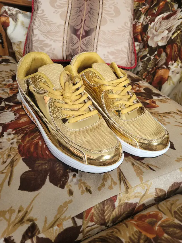 Souliers de luxe couleur or tout neuf pour femmes 40$ - Photo 2