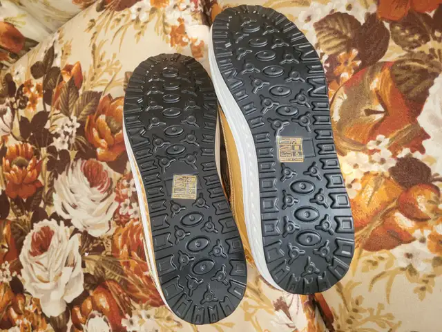 Souliers de luxe couleur or tout neuf pour femmes 40$ - Photo 3