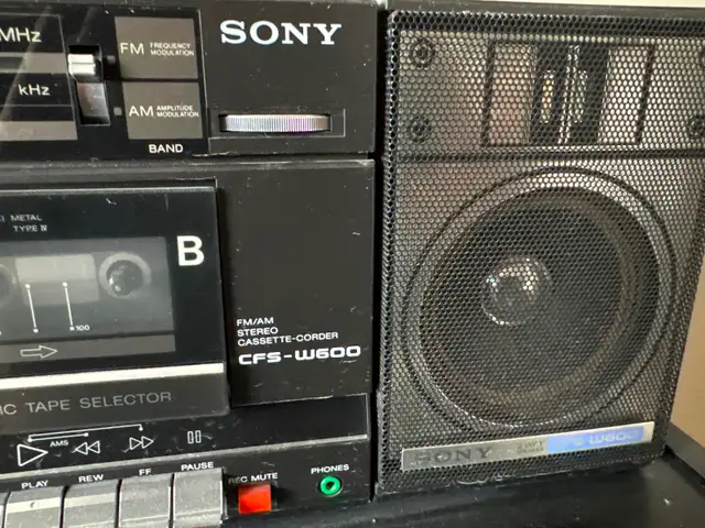 Vintage Sony tape player for sale - Photo 2