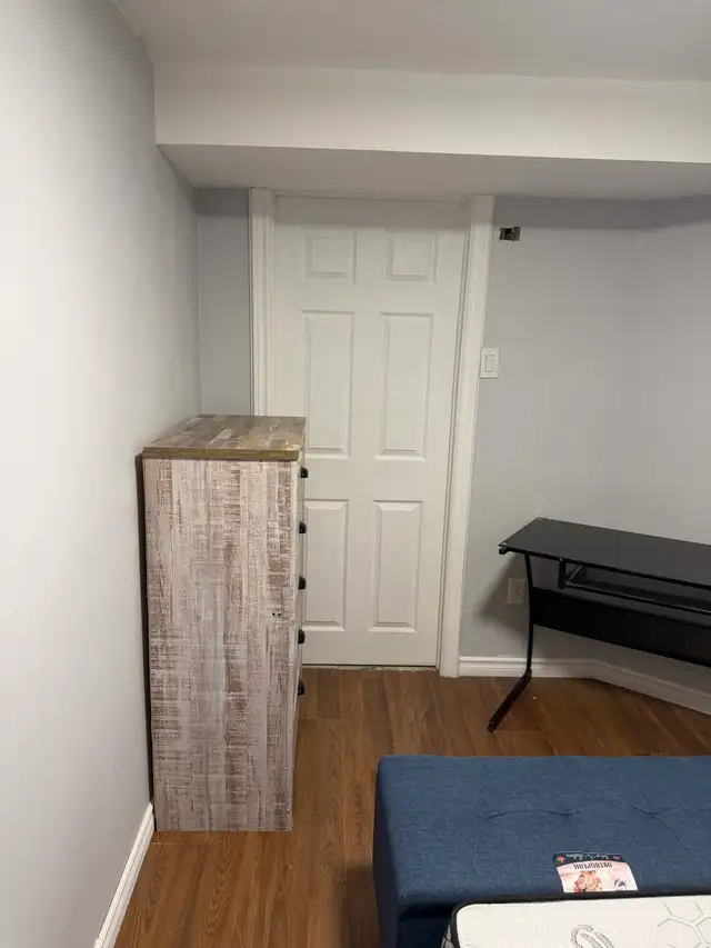 Private room in basement - Downsview area - Photo 3