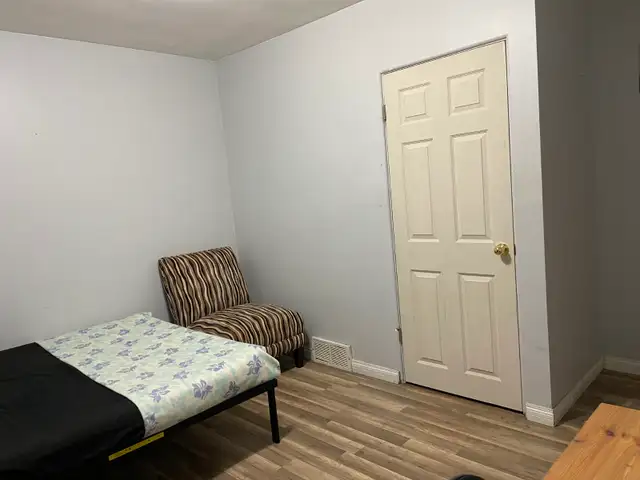 5-min Walk to Westbrook LRT Station, Rosscarrock, SW - Photo 2