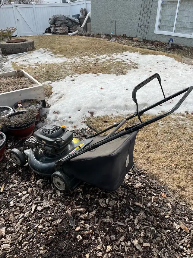 Yardworks gas lawnmower - Photo 2