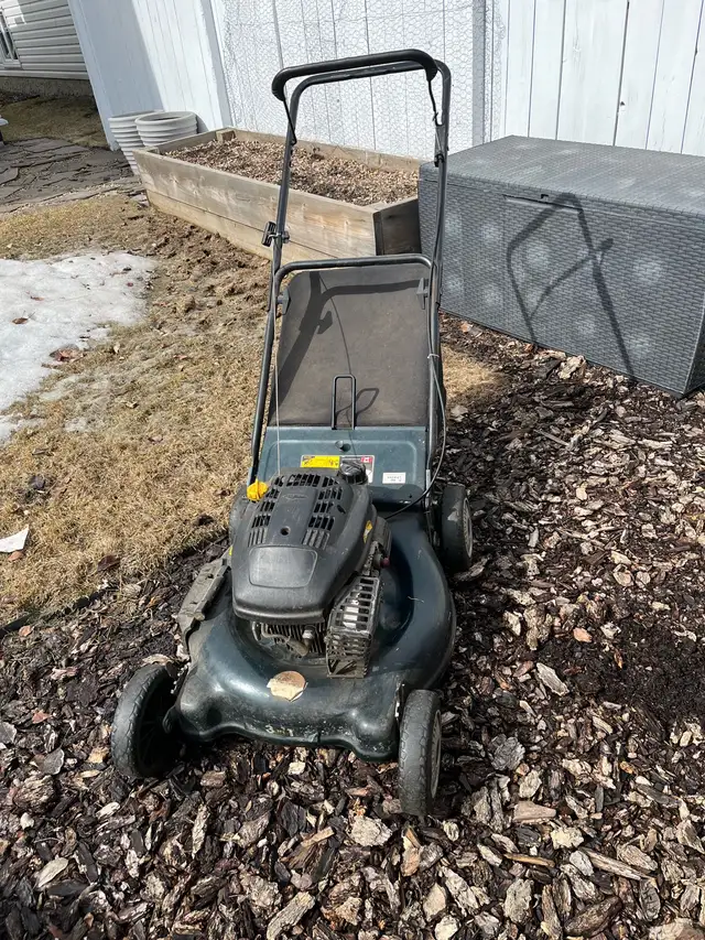Yardworks gas lawnmower - Photo 3