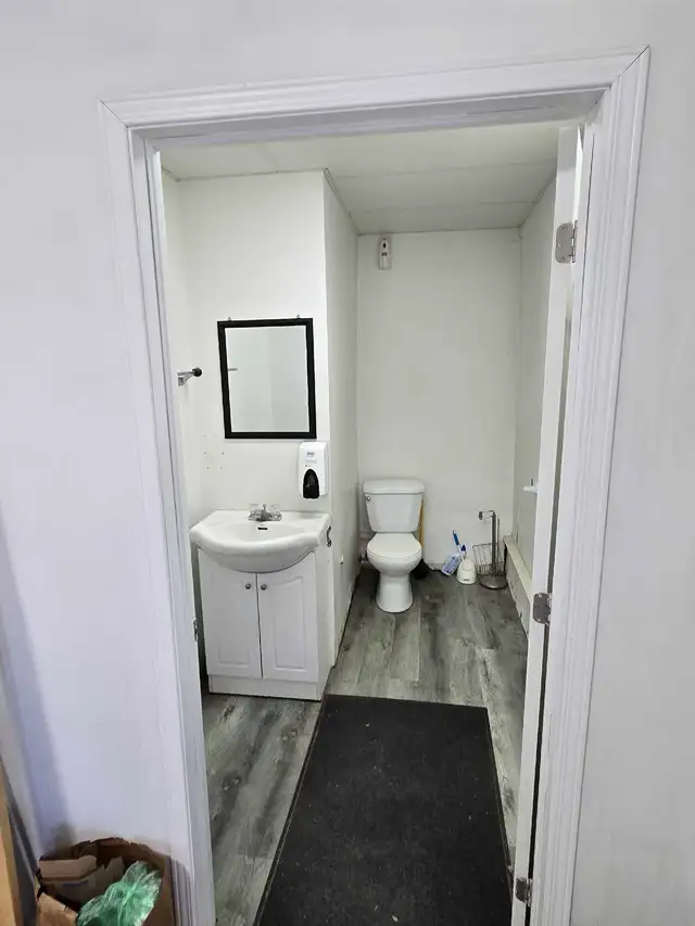 Levesque street commercial warehouse - Photo 4