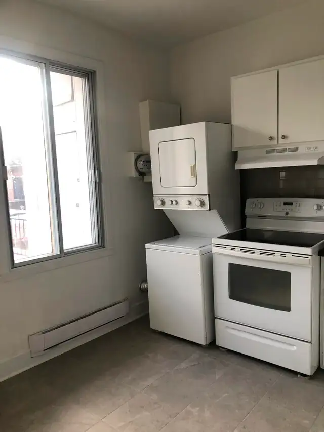 Grand 2 1/2 rénové, très ensoleillé à louer / Semis-meublé - Photo 2