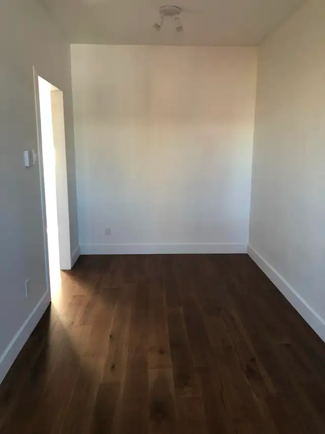 Grand 2 1/2 rénové, très ensoleillé à louer / Semis-meublé - Photo 6