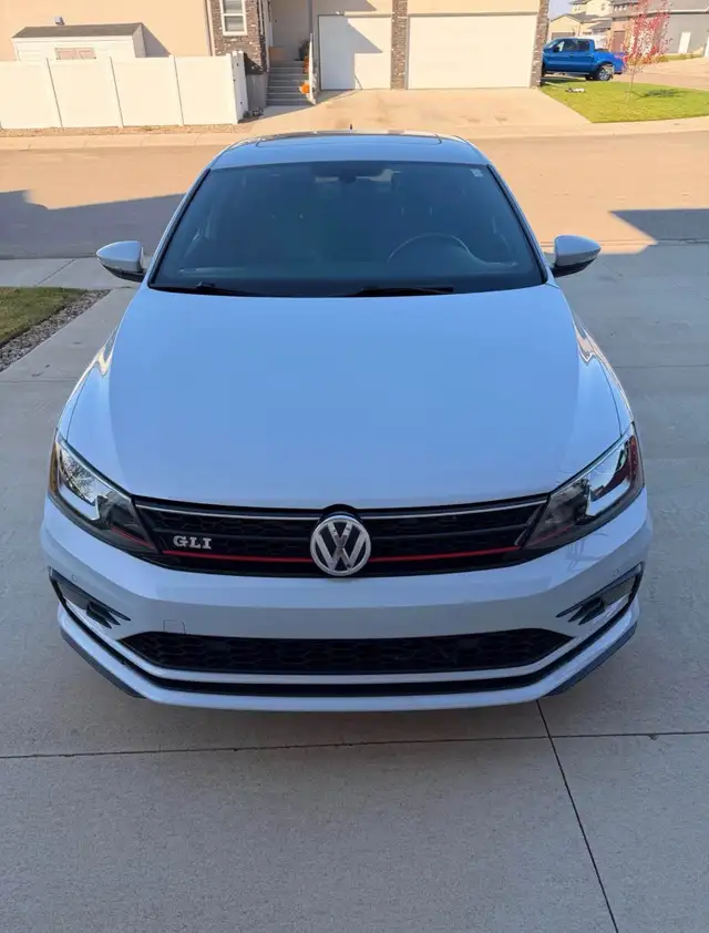 2017 Volkswagen Jetta GLI (Mint condition) - Photo 2