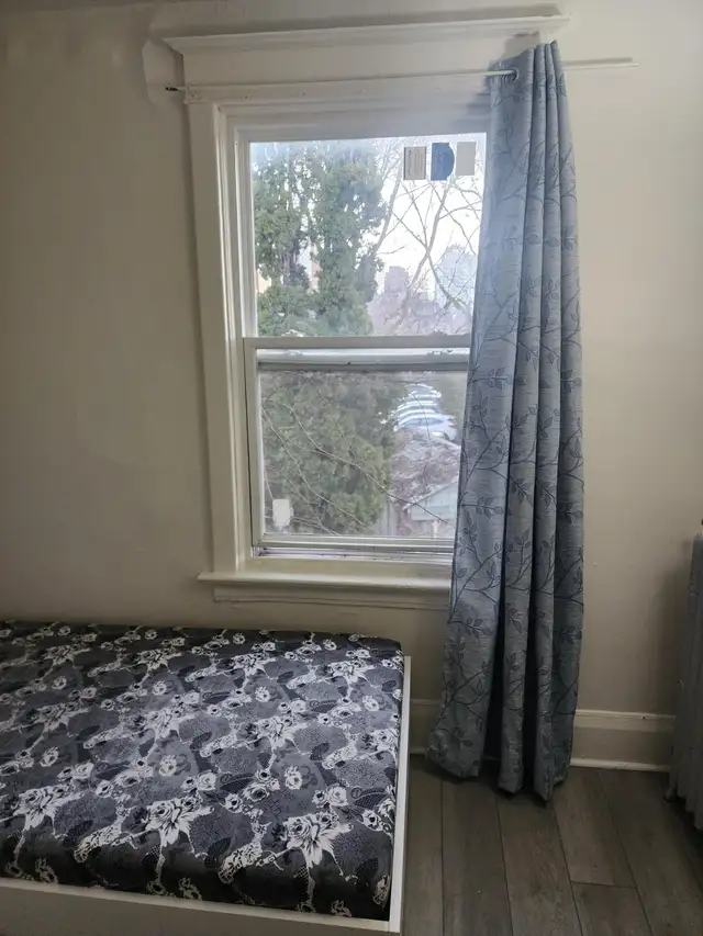 Nice room in a house, utilities WiFi included, Christie-St.Clair - Photo 6