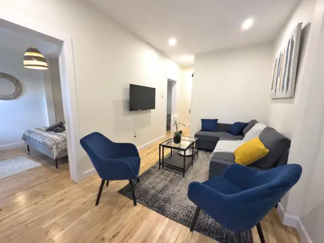 Condo meublé, 2 chambres fermées, RDC avec terrasses et cours - Photo 2