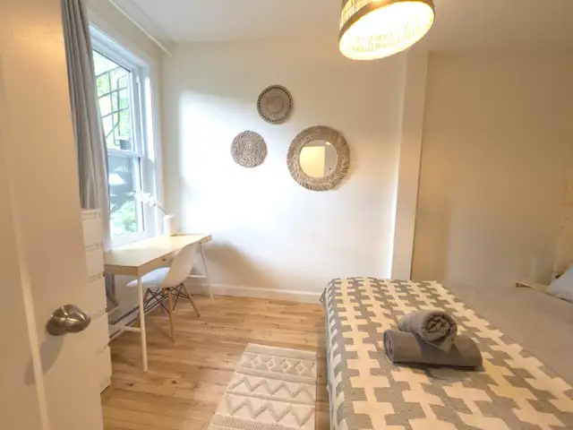 Condo meublé, 2 chambres fermées, RDC avec terrasses et cours - Photo 3