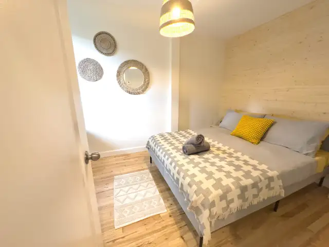 Condo meublé, 2 chambres fermées, RDC avec terrasses et cours - Photo 4