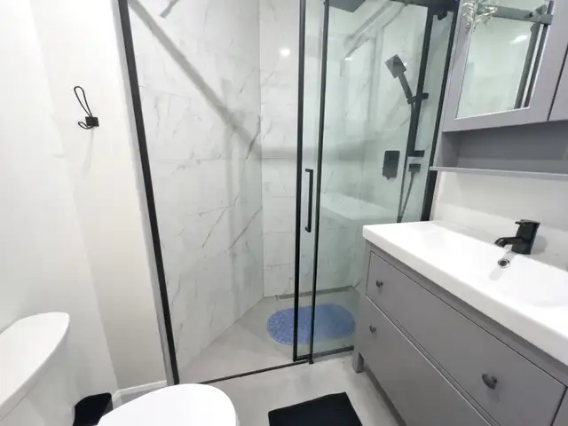 Condo meublé, 2 chambres fermées, RDC avec terrasses et cours - Photo 8