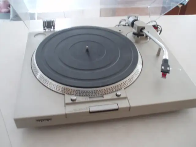 SONY TURNTABLE  ( HIGH QUALITY )  EXCELLENT CONDITION