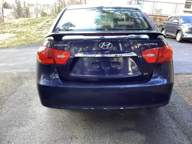 2010 Hyundai Elantra GL   4 door sedan - Photo 2