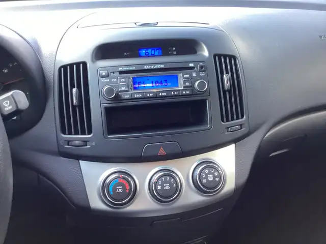 2010 Hyundai Elantra GL   4 door sedan - Photo 4