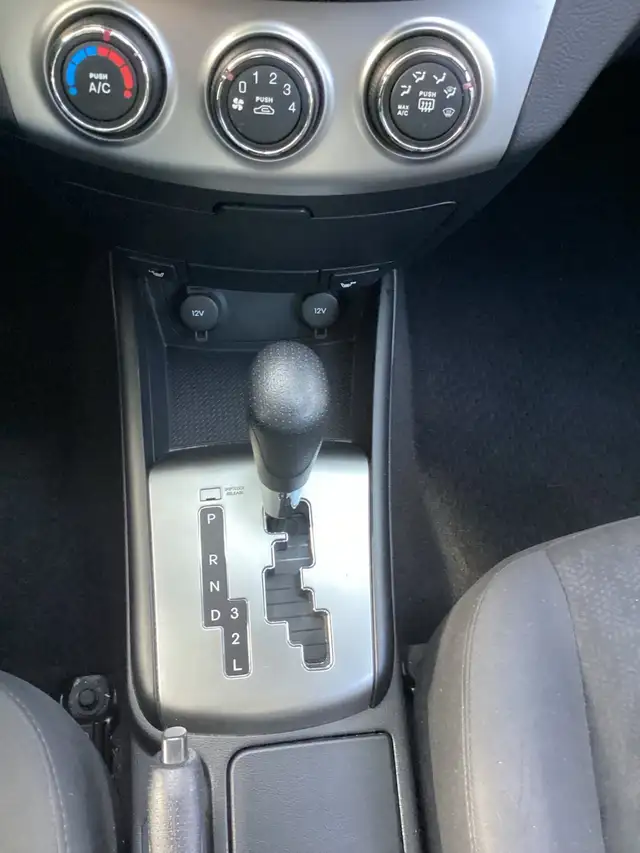 2010 Hyundai Elantra GL   4 door sedan - Photo 5