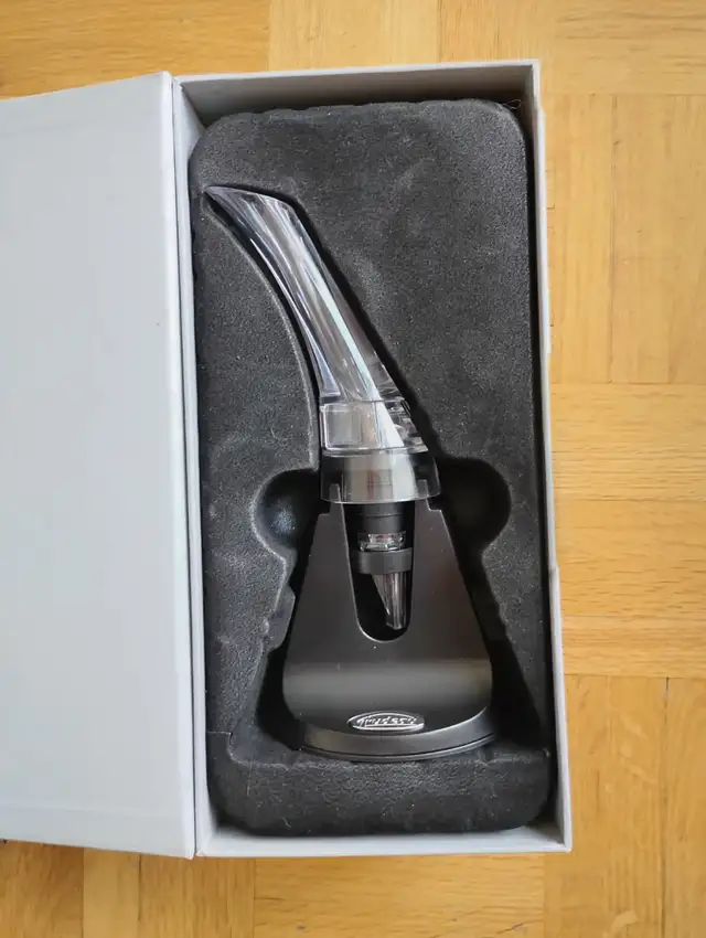 BRAND NEW Trudeau Aroma Wine Aerating Pourer with Stand