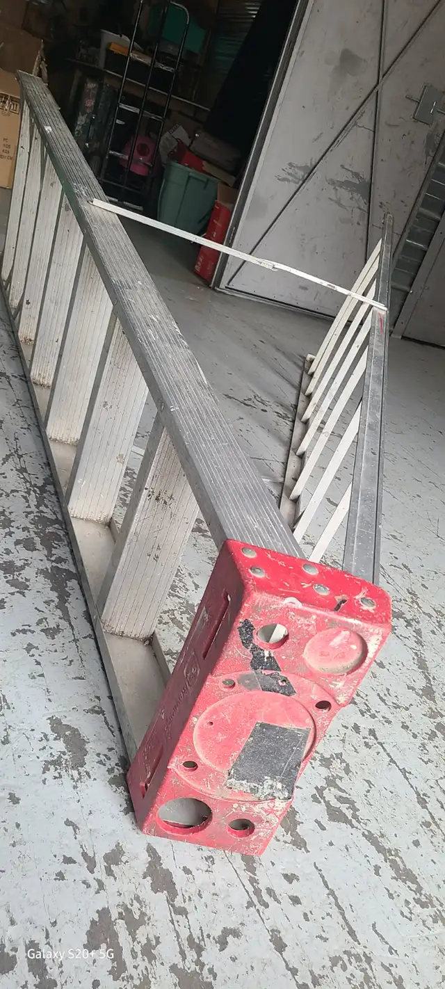 Ladder for sale, 8 foot, folding aluminum ONLY $40 - Photo 5